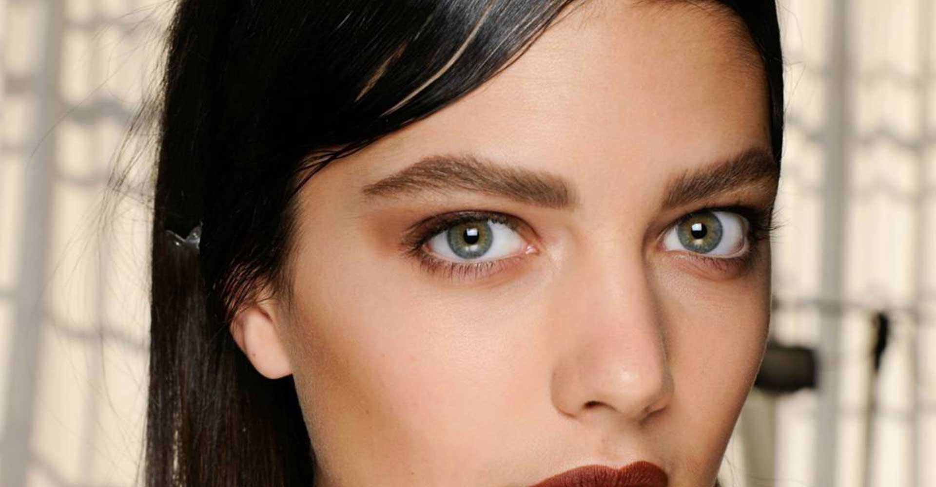 Modelo Com Cabelo E Sobrancelhas Pretas